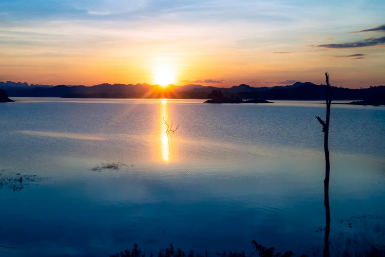 This scenic vantage point unveils awe-inspiring panoramas, treating onlookers to breathtaking views of the tranquil Cheow Lan Lake and the majestic karst formations that punctuate the landscape