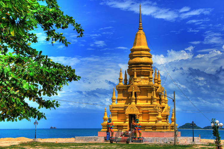 The main highlight of Laem Sor Pagoda is its striking golden-colored stupa, or pagoda