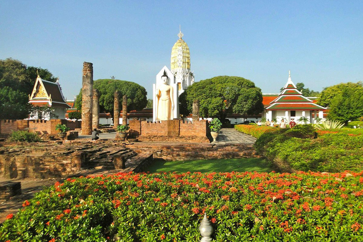 The main highlight of Wat Phra Sri Rattana Mahathat is the Phra Buddha Chinnarat, a highly revered and beautiful Buddha image