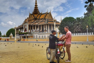 Phnom Penh Architecture tour - Flight to Siem Reap (B) 
