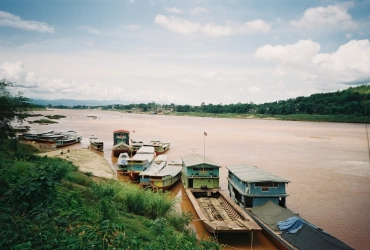 Pakbeng –Huayxay – Chang Khong – Lanjia Lodge  (B, L, D)