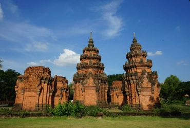 Khong Jiam - Khao Phra Viharn (may not open for tourist)- Surin (B)