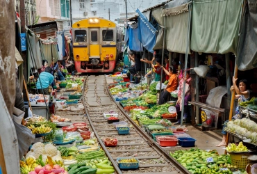 Bangkok – MaeKlong Railway – Damnoen Saduak Floating Market – Bangkok (B)