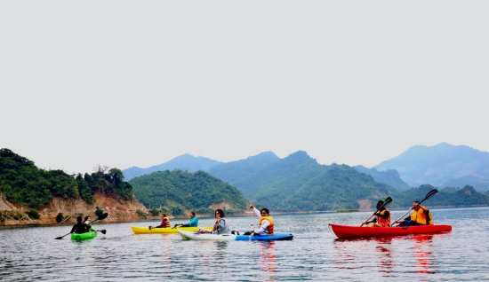 Hoa Binh Tour 2-Day: Kayaking in Da Bac Scenic Lakes