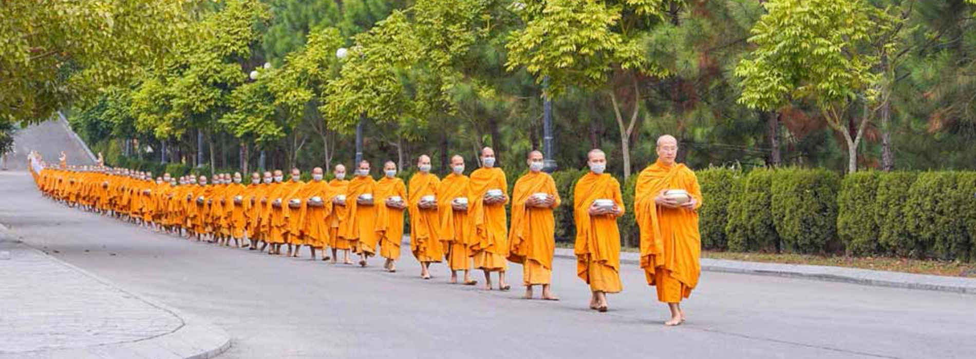 Comparison of alms-giving customs between Thailand and Cambodia