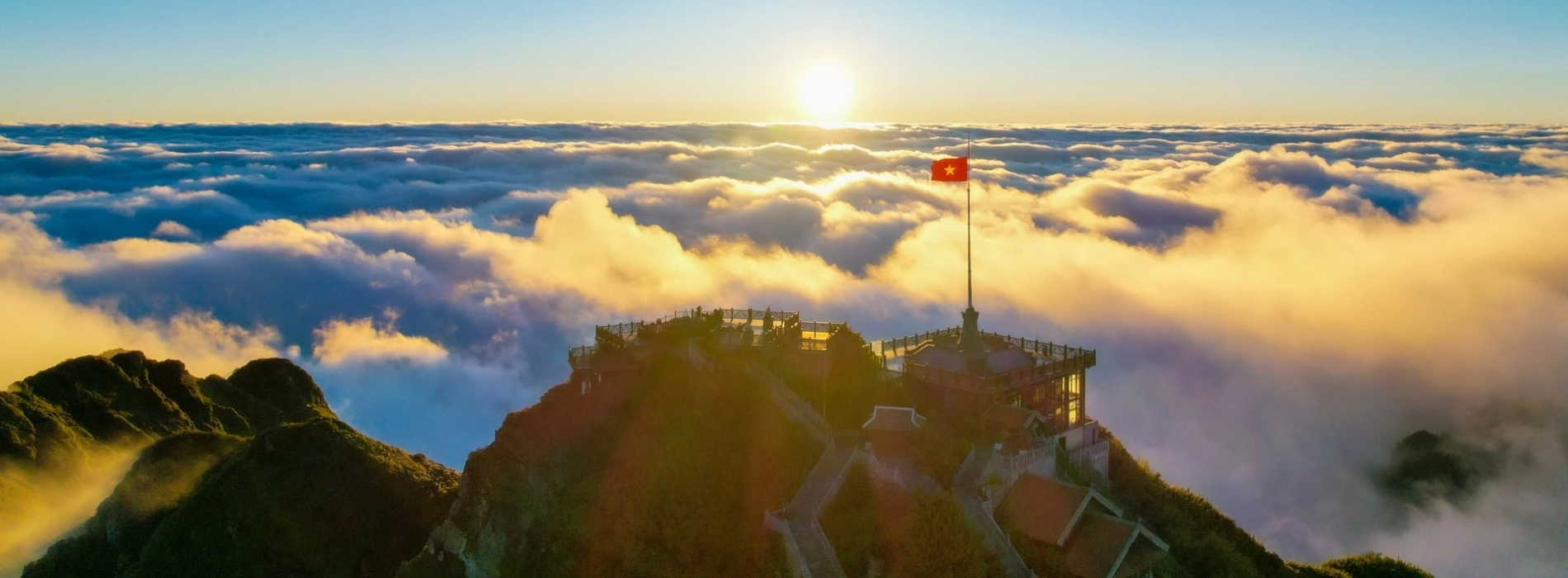 Cloud hunting on Sapa's highest peak